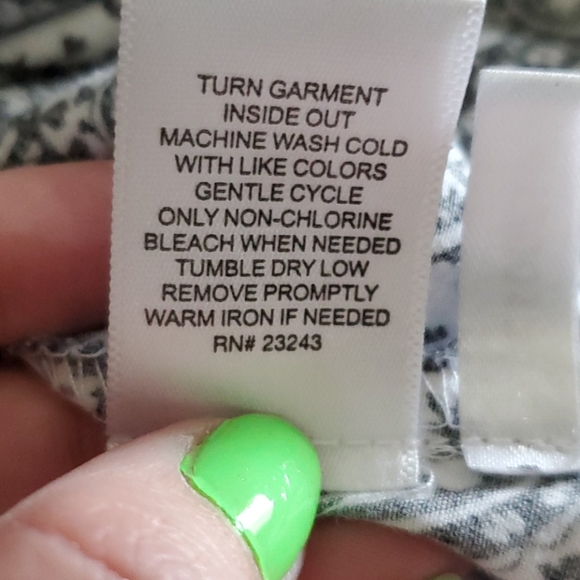 Beautiful black and white button up - Picture 6 of 8